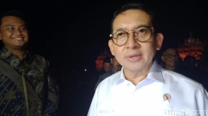 Menteri Kebudayaan, Fadli Zon, meninjau kompleks Candi Plaosan Lor, Klaten, Rabu (21/1/2026) malam.