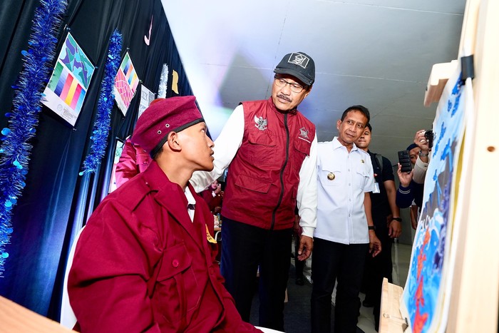 Mensos Dengarkan Cerita Perubahan Siswa Sekolah Rakyat di Bojonegoro