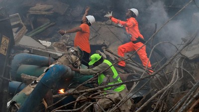 Menyisir Puing Gul Plaza, Pencarian Korban Hilang Usai Kebakaran Maut di Karachi