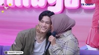 Mike pertama umpet-umpetan dari mama dan papanya. Saya dulu dagang di pasar, dagang ikan asin. Kemana ini anak? Udah gitu ada razia kayak gitu, Pa ada razia takutnya Michael kena. Alhamdulillah nggak, kabur dia. Saya marahin, ngapain? Nggak usah, ngapain (jadi manusia silver)? Kita juga masih bisa meski sedikit. Mungkin karena dia mau mandiri. Alahdmulillah kerja keras dia berhasil, cerita Susan. Foto: Capture Pagi Pagi Ambyar Trans TV