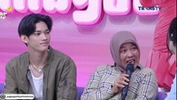 Dia nggak menyangka dilirik agensi usai menjadi sasaran kreator konten makeover Captain Barbershop. Ibunda Mike, Susan, menceritakan anaknya ngumpet-ngumpet menjadi manusia silver. Foto: Capture Pagi Pagi Ambyar Trans TV