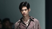Ini salah satu aksi Mike Octavian berjalan di catwalk. Foto: Instagram @humann.management