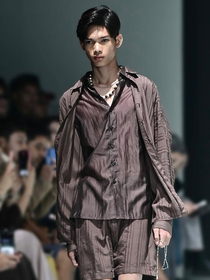 Mike Octavian manusia silver yang bertransformasi jadi model profesional.