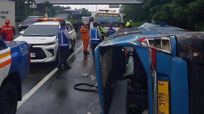 Angkot Terguling di Jagorawi Usai Tabrak Pembatas Tol, Sopir Terluka