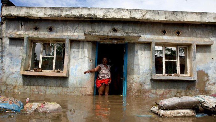 A flood victim stands outside her flooded home after weeks of heavy rainfall in Boane District, Maputo, Mozambique, January 18, 2026. REUTERS/Amilton Neves