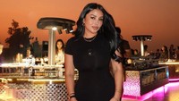 Mutia Ayu menjelaskan mengapa bisa senang menjadi single mom. Karena aku gak tahu rasanya hidup punya anak, ada suami, jadi aku gak bisa bedain, tulisnya. (Foto: dok Instagram mutia_ayuu)