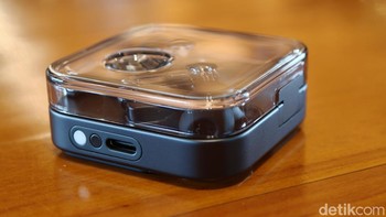 Nothing Ear (3) juga membawa sistem Real-time Adaptive Noise Cancellation (ANC) yang diklaim mampu mengurangi kebisingan hingga 45 dB. Berbeda dari versi sebelumnya, sistem ini kini dapat menyesuaikan profil peredaman secara otomatis dengan memantau kondisi sekitar dan tingkat kekedapan earbud di telinga pengguna. Foto: Adi Fida Rahman/detikINET