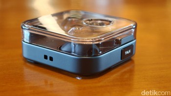 Selain itu, setiap earbud dilengkapi dengan tiga mikrofon dan unit pengambilan suara berbasis konduksi tulang (VPU). Teknologi ini mendeteksi getaran mikro dari rahang dan saluran telinga untuk menghasilkan suara yang lebih natural dan jernih, bahkan di lingkungan berangin atau bising. Foto: Adi Fida Rahman/detikINET