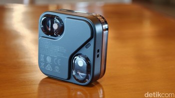 Daya tahan baterainya mencapai 10 jam pemakaian per earbud (tanpa ANC) dan 5,5 jam dengan ANC. Sementara total waktu penggunaan dengan charging case mencapai 38 jam. Hanya dengan pengisian selama 10 menit, pengguna dapat menikmati hingga 10 jam pemutaran. Casing-nya mendukung pengisian USB-C dan nirkabel. Foto: Adi Fida Rahman/detikINET