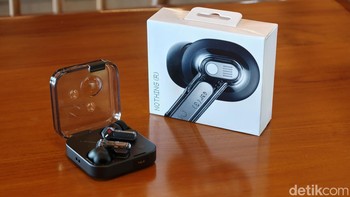 Nothing Ear (3) sudah bisa dibeli di toko jaringan Erajaya seharga Rp 2.999 juta Foto: Adi Fida Rahman/detikINET