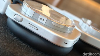 Pada bagian earcup kanan terdapat tombol. Roller (kiri) digunakan untuk mengatur volume dengan menggulir ke atas/bawah, serta ditekan untuk memutar/menjeda musik atau beralih mode peredam bising (ANC). Lalu Paddle (kanan): Digunakan untuk melewati trek (skip) atau memundurkan lagu. Foto: Adi Fida Rahman/detikINET