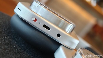 Terletak di bagian bawah ear cup kanan, yang menampilkan indikator warna (merah untuk mati, putih untuk hidup), bersanding port USB-C dan jack audio 3,5 mm Foto: Adi Fida Rahman/detikINET