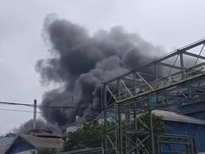 Detik-detik Kebakaran Pabrik Minyak Goreng di Kawasan Maspion Gresik