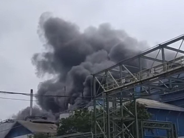 Pabrik Minyak Goreng di Kawasan Maspion Gresik Terbakar Hebat