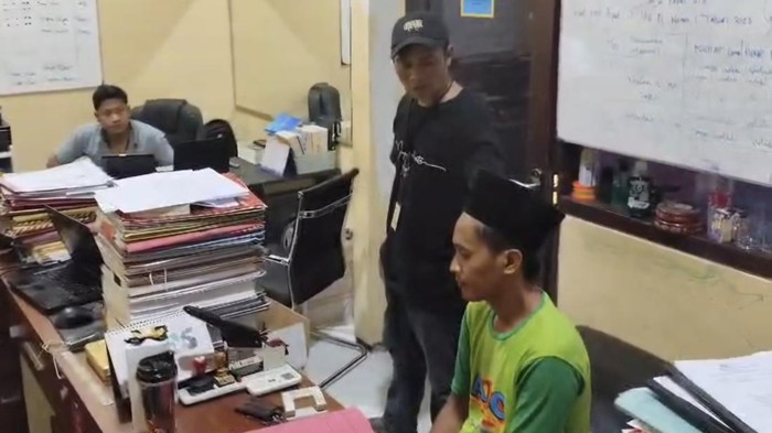 Pelaku pembacokan pria di kamar kos Bangkalan saat diperiksa polisi