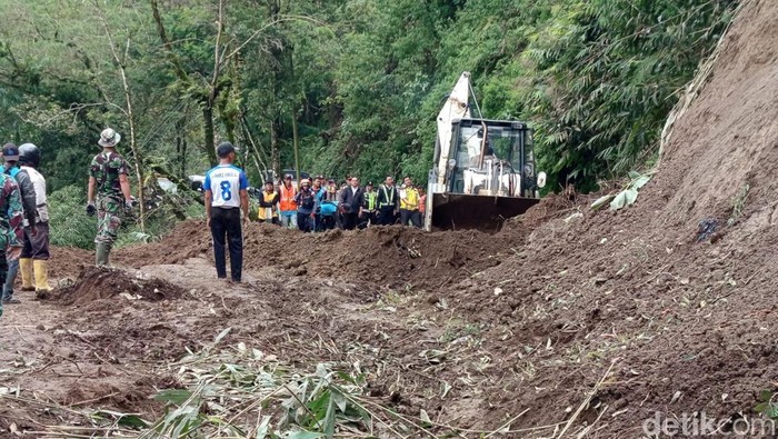 Pembersihan material longsoran dengan alat berat di Jalur Raya Magelang-Boyolali di Wonolelo, Sawangan, Magelang, Rabu (21/1/2026).
