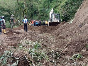 Alat Berat Dikerahkan Buka Jalur Magelang-Boyolali yang Tertimbun Longsor