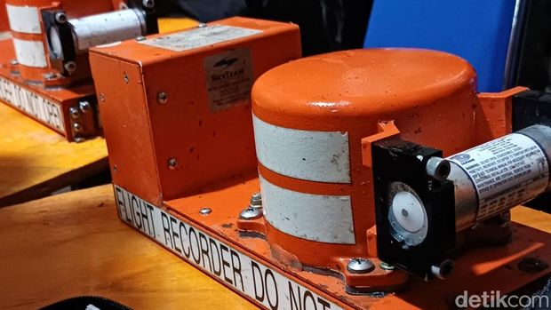 Penampakan black box pesawat ATR 42-500 di Posko SAR Pangkep. Muhammad Subhan/detiksulsel