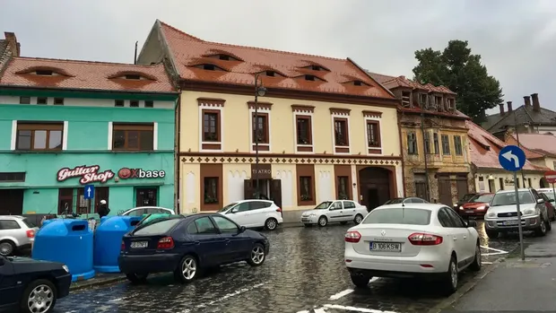 Penampakan rumah di Sibiu, Rumania yang punya atap bak mata setengah terbuka Penampakan rumah di Sibiu, Rumania yang punya atap bak mata setengah terbuka
