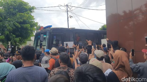 Pendukung Terdakwa Demo Pati Terdakwa Teguh dan Botok disambut pendukung saat tiba di Pn Pati, Rabu (21/1/2026).