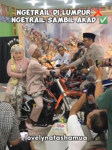 Suasana akad nikah ini mendadak jadi sorotan, karena pengantin melangsungkan akad nikah di atas motor. Unggahan pernikahan di Cianjur, Jawa Barat ini langsung viral di media sosial.