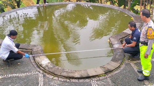 Petugas kepolisian saat olah TKP seorang balita berusia 2 tahun tenggelam di villa yKelurahan Pendem, Kabupaten Jembrana, Bali, Rabu (21/1/2026). (Polres Jembrana)