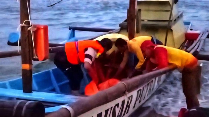 Petugas mengevakuasi jenazah yang mengapung di laut