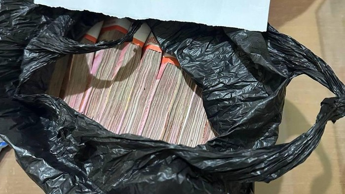Penampakan Karung-Plastik Isi Gepokan Uang Bupati Sudewo Hasil Pemerasan