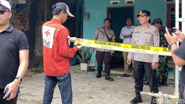 Polisi melakukan olah TKP ditemukannya wanita di Palembang tewas dikontrakannya