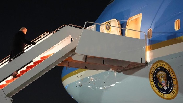 Air Force One Bermasalah, Trump Ganti Pesawat-Telat 3 Jam ke Davos