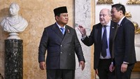 Presiden Prabowo Subianto (kiri) berbincang dengan Duta Inggris untuk Pendidikan Internasional Sir Steve Smith (kedua kanan) usai menggelar pertemuan dengan Russell Group di Lancaster House di London, Inggris, Selasa (20/1/2026). ANTARA FOTO/GALIH PRADIPTA