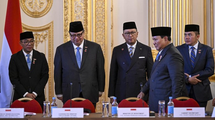 Presiden Prabowo Subianto (kedua kanan) bersama Menteri Pendidikan Tinggi, Sains, dan Teknologi (Mendiktisaintek) Brian Yuliarto (kiri), Menko Perekonomian Airlangga Hartarto (kedua kiri), Menteri Investasi dan Hilirisasi/Kepala BKPM Rosan Roeslani (ketiga kanan), Seskab Teddy Indra Wijaya (kanan) bersiap menggelar pertemuan dengan Russell Group di Lancaster House di London, Inggris, Selasa (20/1/2026).  Presiden Prabowo Subianto menggelar pertemuan dengan Russell Group, yaitu kelompok 24 universitas papan atas di Inggris untuk menjajaki kerjasama bidang pendidikan. ANTARA FOTO/Galih Pradipta/rwa.