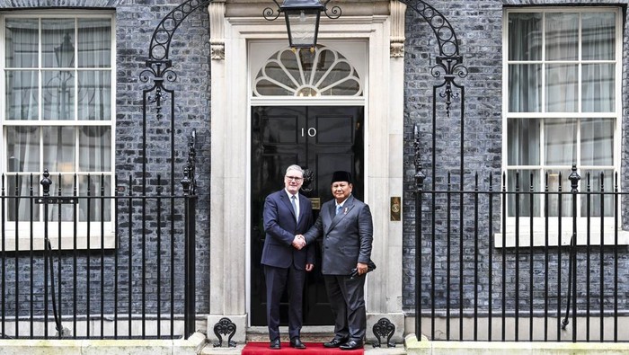 Presiden Prabowo Subianto (kiri) berbincang dengan Perdana Menteri Inggris Keir Starmer (kanan) saat pertemuan di Downing Street 10, London, Inggris, Selasa (20/1/2026). Kunjungan Presiden Prabowo tersebut dalam rangka memperkuat hubungan bilateral dan kerja sama strategis antara Indonesia dan Inggris. ANTARA FOTO/Galih Pradipta/rwa.