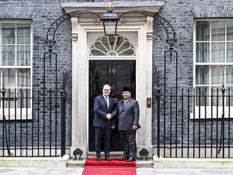 Presiden Prabowo bertemu PM Inggris Keir Starmer Presiden Prabowo Subianto (kiri) berbincang dengan Perdana Menteri Inggris Keir Starmer (kanan) saat pertemuan di Downing Street 10, London, Inggris, Selasa (20/1/2026). Kunjungan Presiden Prabowo tersebut dalam rangka memperkuat hubungan bilateral dan kerja sama strategis antara Indonesia dan Inggris. ANTARA FOTO/Galih Pradipta/rwa.