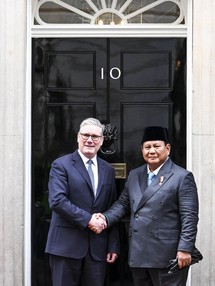 Presiden Prabowo Subianto (kiri) berbincang dengan Perdana Menteri Inggris Keir Starmer (kanan) saat pertemuan di Downing Street 10, London, Inggris, Selasa (20/1/2026). Kunjungan Presiden Prabowo tersebut dalam rangka memperkuat hubungan bilateral dan kerja sama strategis antara Indonesia dan Inggris. ANTARA FOTO/Galih Pradipta/rwa.