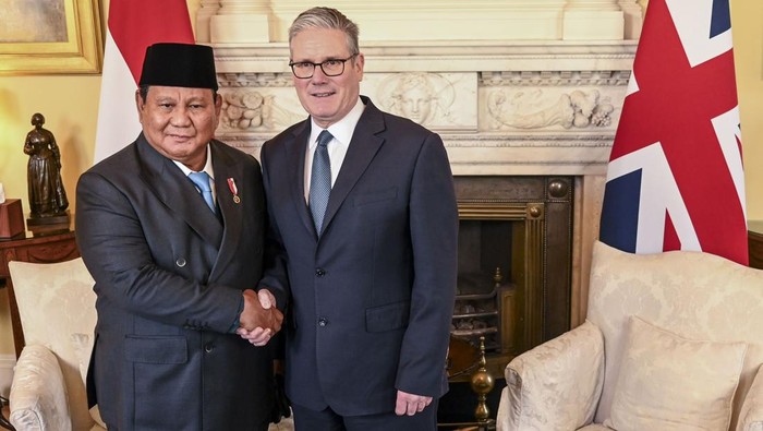Presiden Prabowo Subianto (kiri) berbincang dengan Perdana Menteri Inggris Keir Starmer (kanan) saat pertemuan di Downing Street 10, London, Inggris, Selasa (20/1/2026). Kunjungan Presiden Prabowo tersebut dalam rangka memperkuat hubungan bilateral dan kerja sama strategis antara Indonesia dan Inggris. ANTARA FOTO/Galih Pradipta/rwa.