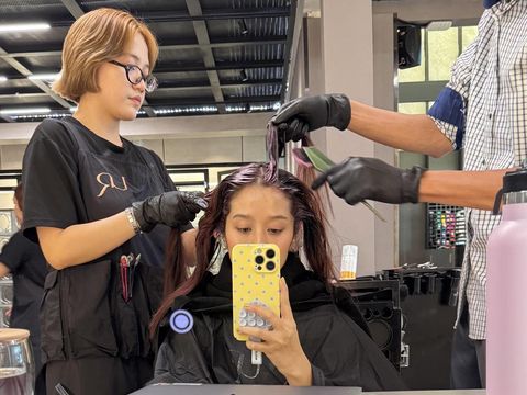 Proses coloring di salon Urban Roots