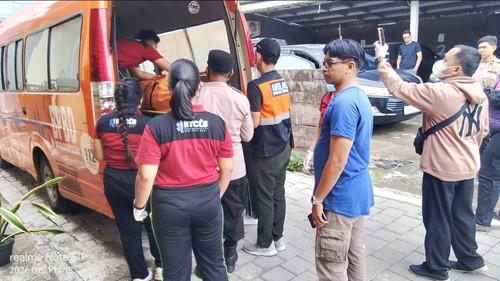 Proses evakuasi jenazah yang ditemukan di Jalan Palapa XI, Sesetan, Rabu (21/1/2026).