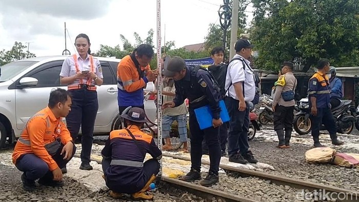 Proses penanganan di rel yang sempat terendam banjir di Pekalongan.
