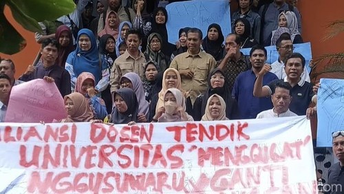 Puluhan dosen Unswa Bima menggelar aksi mogok mengajar dan menyegel kampus, Rabu (21/1/2026). (Foto: Rafiin/detikBali)