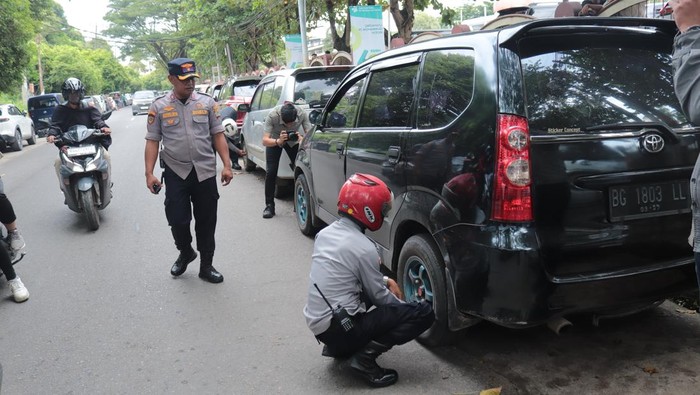 Puluhan mobil parkir liar digembosi Dishub Palembang