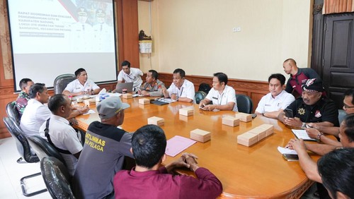 Rapat koordinasi penguatan sistem pengamanan Jembatan Tukad Bangkung di kantor Camat Petang, Rabu (21/1/2026). (Pemkab Badung)