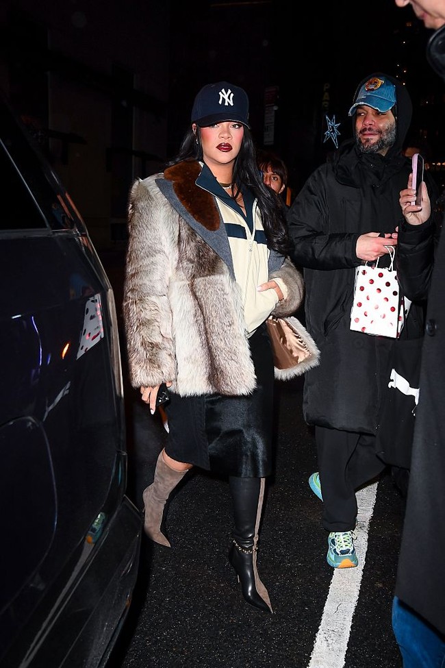 Menariknya, Rihanna turut memberi sentuhan personal dengan mengenakan topi hitam New York Yankees, sebagai bentuk penghormatan pada kota asal A$AP Rocky. Rambut panjangnya dibiarkan tergerai alami dari balik topi tersebut. (Foto: GC Images/Getty ImagesFoto: GC Images/Getty Images)