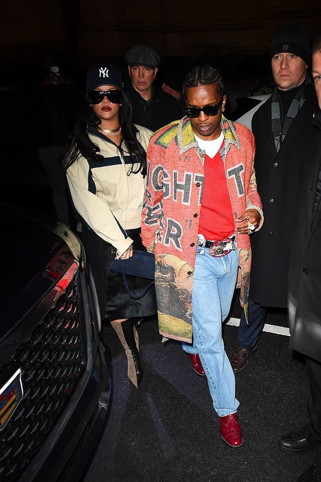 Pelantun ‘Umbrella’ ini juga mengenakan sepatu bot setinggi lutut dengan desain dua warna, berpanel suede cokelat muda dan kulit hitam, yang semakin mempertegas gaya street style khasnya. (Foto: GC Images/Getty Images)