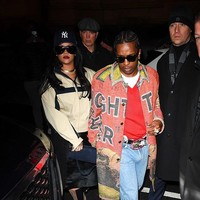 Pelantun ‘Umbrella’ ini juga mengenakan sepatu bot setinggi lutut dengan desain dua warna, berpanel suede cokelat muda dan kulit hitam, yang semakin mempertegas gaya street style khasnya. (Foto: GC Images/Getty Images)