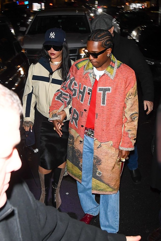 Untuk momen spesial tersebut, Rihanna tampil maksimal dengan windbreaker warna krem dari Yves Saint Laurent senilai US$ 3.200 atau sekitar Rp 50 jutaan. Jaket mewah itu dipadukannya dengan rok hitam bertekstur sepanjang lutut yang memberi kesan edgy tapi tetap elegan. (Foto: GC Images/Getty Images). (Foto: GC Images/Getty Images)