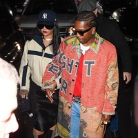 Untuk momen spesial tersebut, Rihanna tampil maksimal dengan windbreaker warna krem dari Yves Saint Laurent senilai US$ 3.200 atau sekitar Rp 50 jutaan. Jaket mewah itu dipadukannya dengan rok hitam bertekstur sepanjang lutut yang memberi kesan edgy tapi tetap elegan. (Foto: GC Images/Getty Images). (Foto: GC Images/Getty Images)