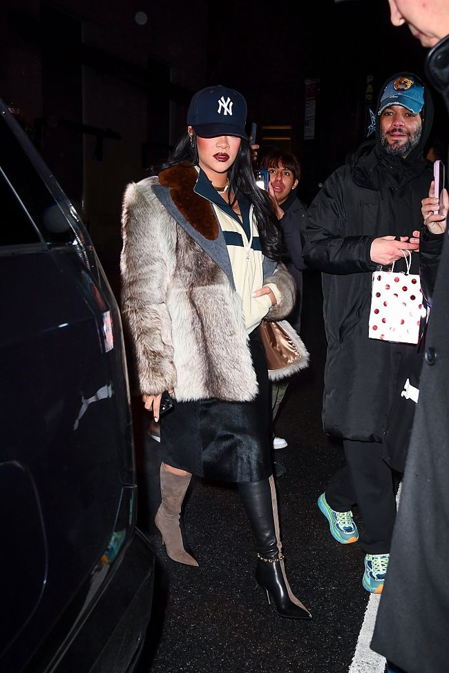 Sebagai pelengkap, Rihanna menambahkan mantel bulu berwarna cokelat dan tan yang membuat tampilannya terlihat hangat sekaligus glamor. (Foto: GC Images/Getty Images)