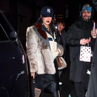 Foto: Gaya Rihanna Pakai Jaket Rp 50 Juta, Nggak Ada Lawan