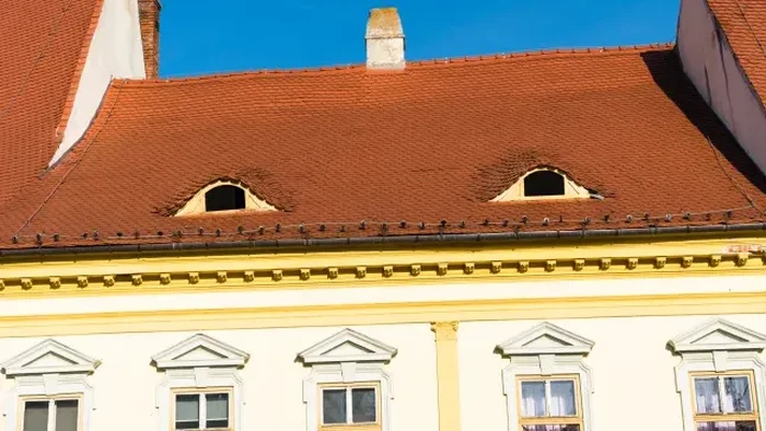 Rumah-rumah di Sibiu, Rumania seperti punya mata yang mengawasi.